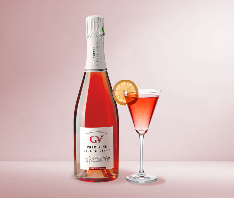 Cocktail aphrodisiaque pétillant à base de champagne rosé, fruit de la passion et gingembre, parfait pour une soirée romantique.